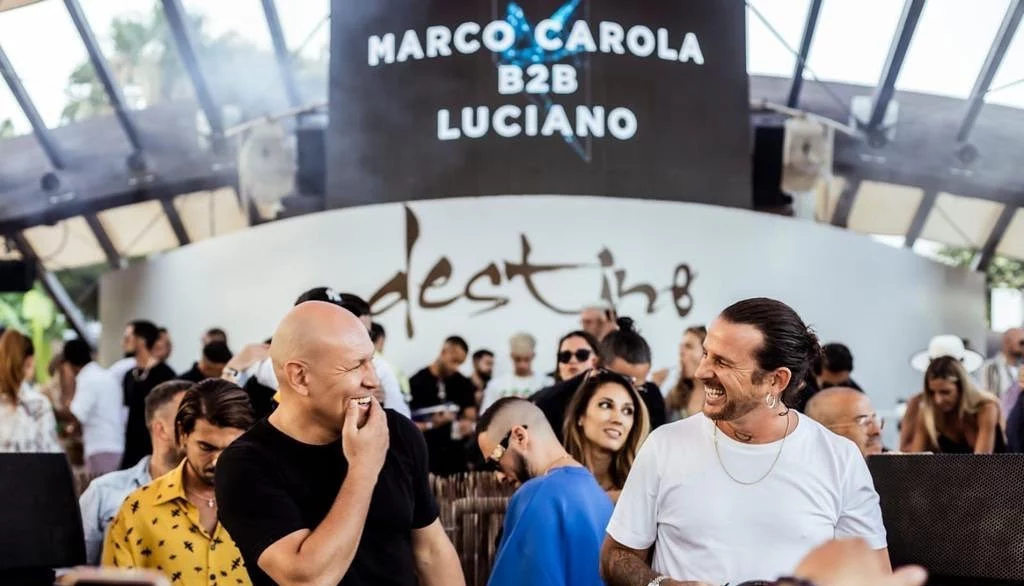 space riccione in consolle luciano e marco carola da Novella2000.it space riccione in consolle luciano e marco carola