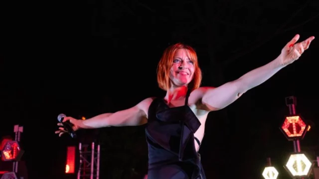 Noemi cade dal palco: la corsa in ospedale