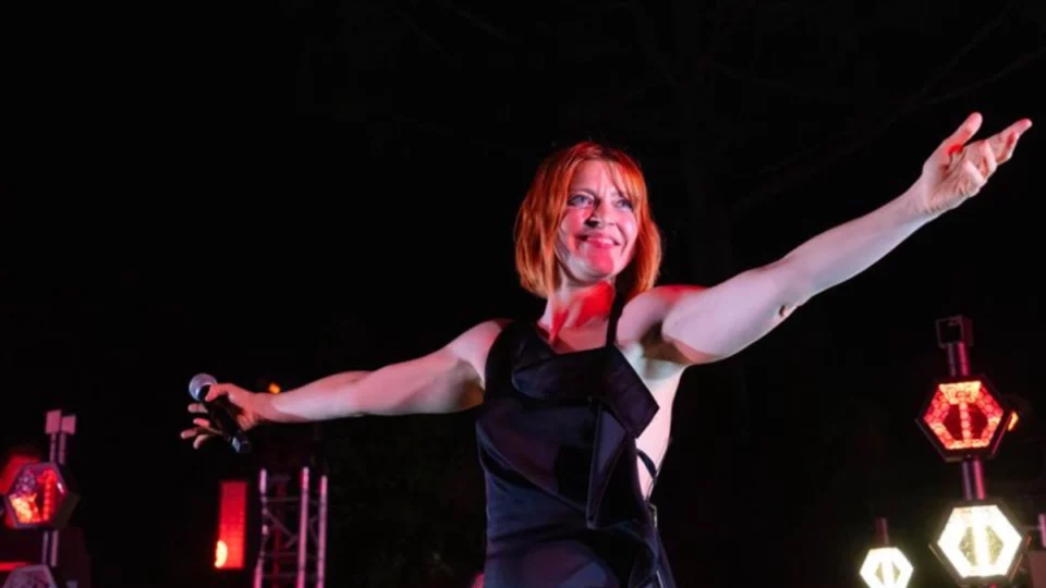 Noemi cade dal palco: la corsa in ospedale