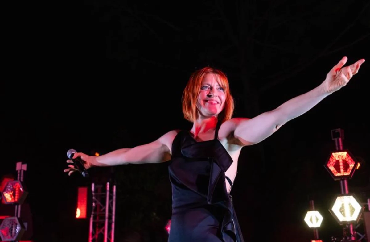 paura per noemi cade dal palco durante il concerto corsa in ospedale da Novella2000.it paura per noemi cade dal palco durante il concerto corsa in ospedale