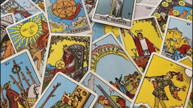 Numerose carte dei tarocchi disposte una accanto all’altra