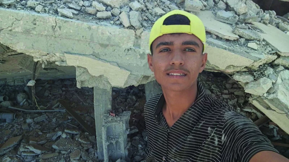 Wajih Ayman Abu Lahia tra le macerie dopo la distruzione della sua casa a Gaza