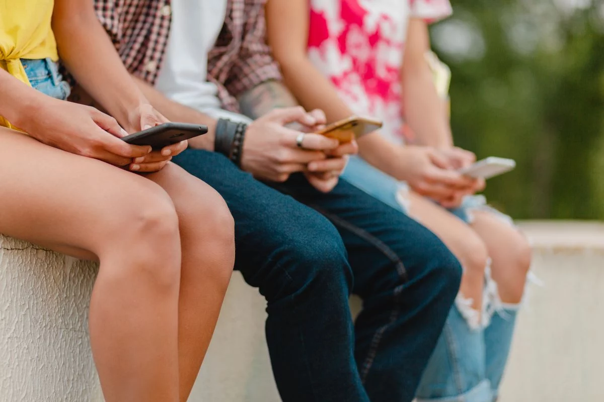 social e cellulare vietati ai minorenni da Novella2000.it social e cellulare vietati ai minorenni